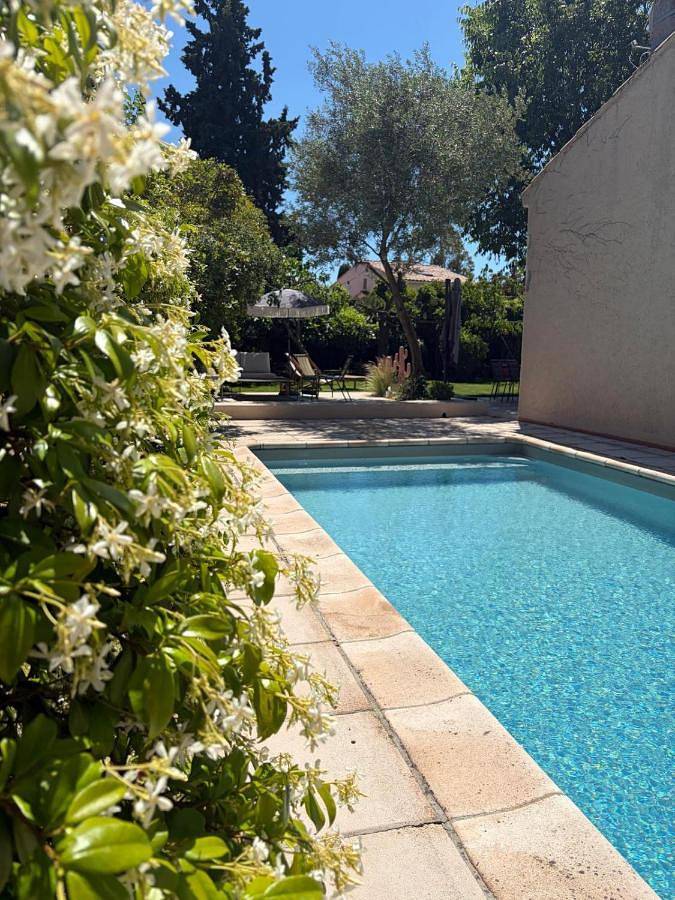 Location de vacances pour 8 personnes, avec Terrasse ainsi que Jardin et Piscine à Puyricard - 3