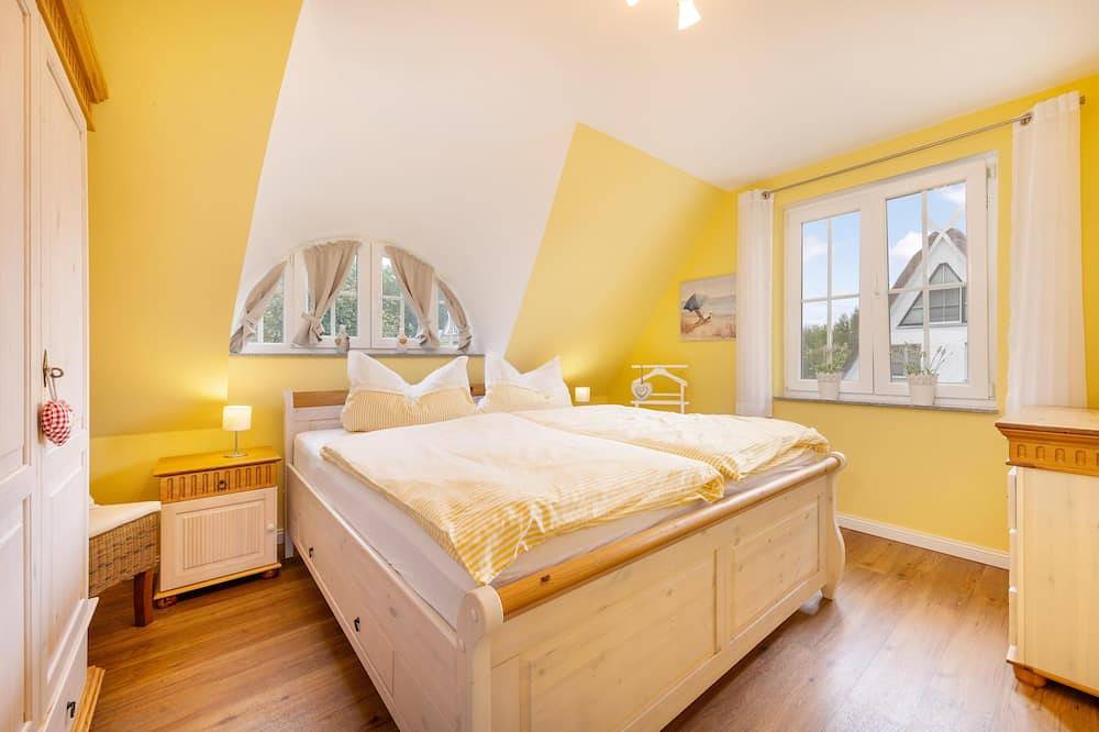 Excl. Thatched-roof house with feel-good character in idyllic location, 8 pers. in Glowe, Rügen