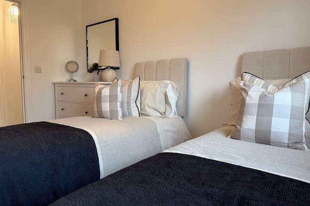 Entire apartment, 2 Bedroom Flat Free Parking Close to Gatwick in Crawley, West Sussex