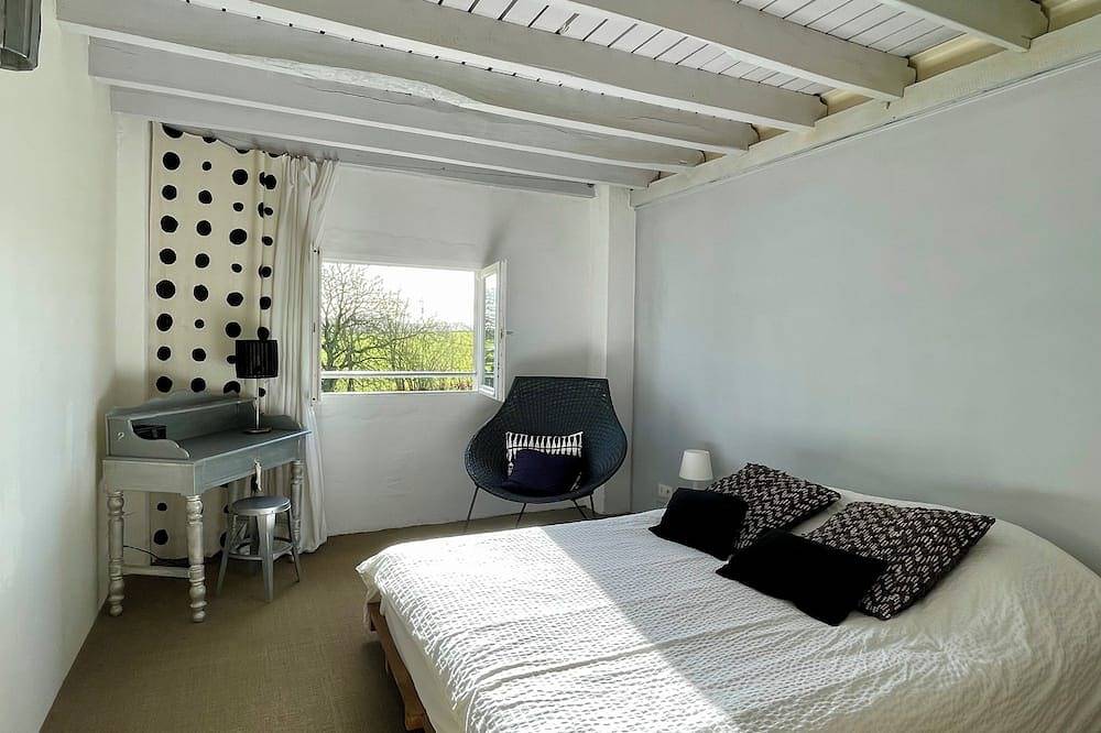 La Grange: Between sea and mountains, spacious gîte with private pool. in Labastide-Villefranche, Béarn