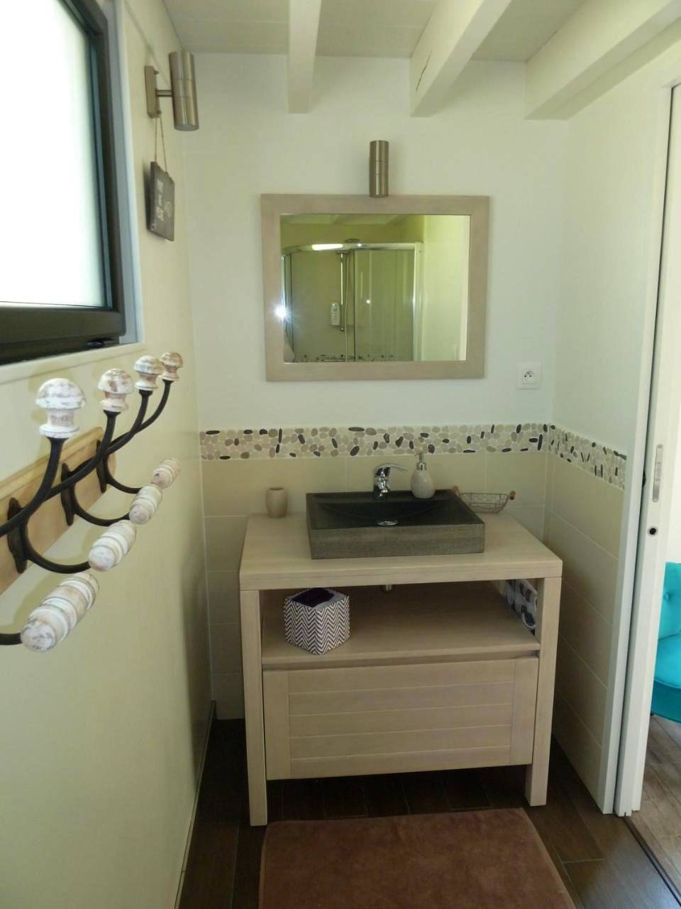 Double Room with Private Bathroom in Saint-Martin-du-Littoral, Région du Havre