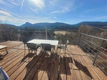 Location de vacances pour 8 personnes, avec vue ainsi que jardin et terrasse à Andon