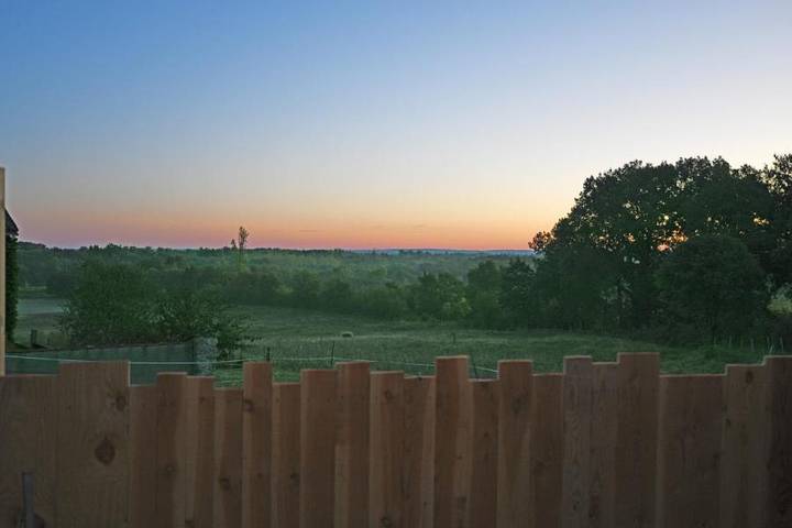 Location de vacances pour 2 personnes, avec jardin ainsi que vue et piscine à Saint-Brice - 2