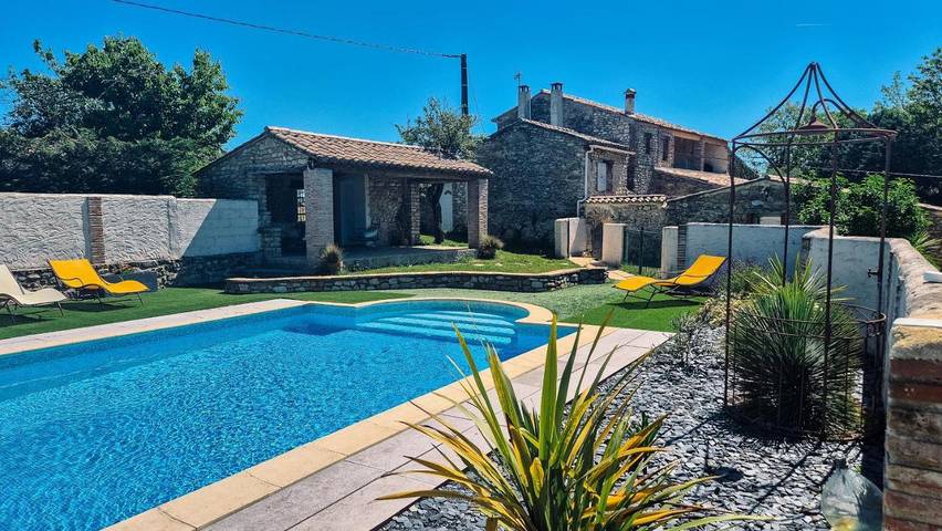 Location de vacances pour 22 personnes, avec piscine ainsi que jardin et terrasse, animaux acceptés à Saint-Sauveur-de-Cruzières