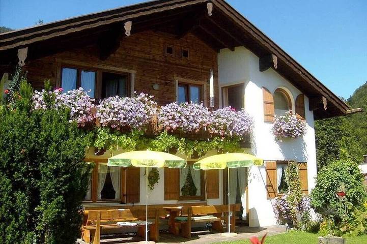 New apartment 40m², shower/toilet, quiet location, hiking trails from the house in Weissbach an der Alpenstrasse, Schneizlreuth