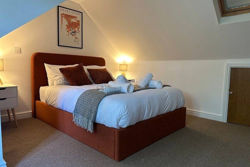 Home in Guildford 4 bed room in Guildford, Surrey