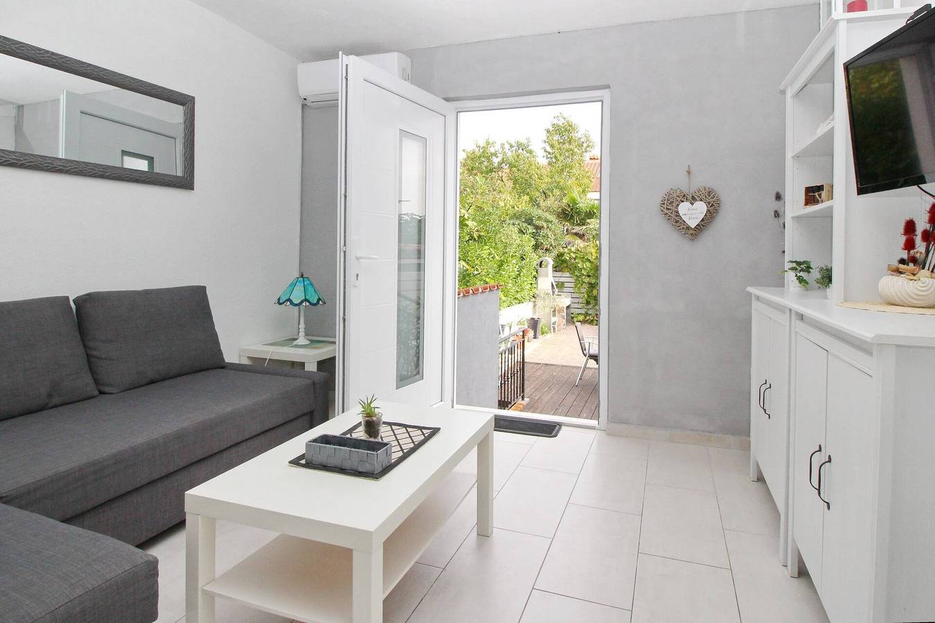 Ganze Wohnung, Apartment Fantov Nr. 1 – mit Terrasse und Grill, 250 m vom Strand entfernt in Zarok, Baska