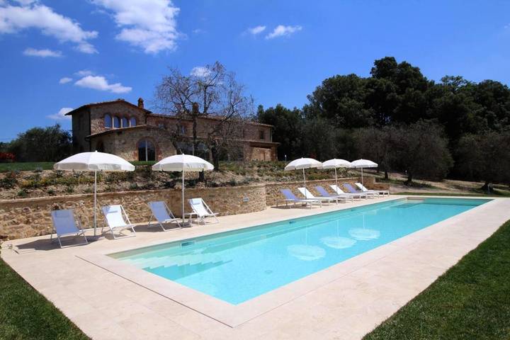Villa pour 10 personnes, avec Balcon et Terrasse ainsi que Jardin et Piscine à Monticiano