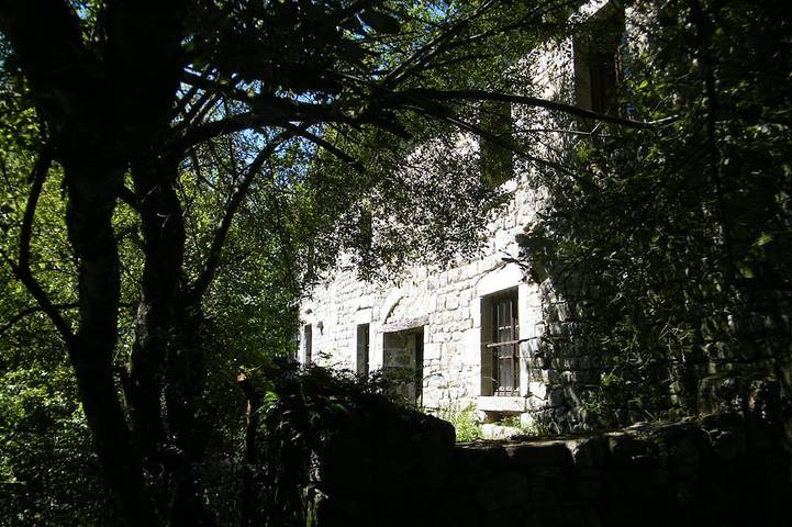 Gîte pour 8 personnes, avec jardin dans Le Mas du Clos