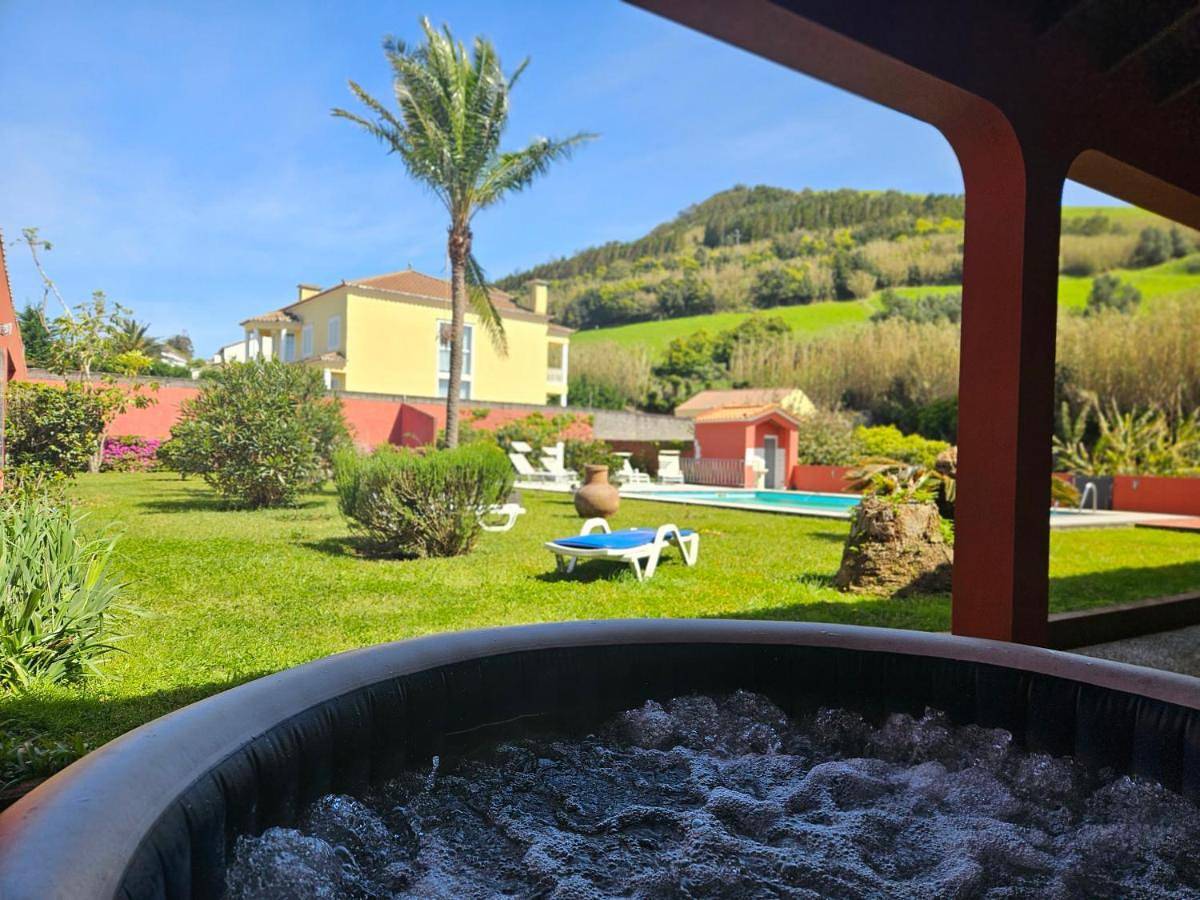 A Casa do Comandante - Piscina e Jardim in São Miguel Island, Lagoa (Açores)