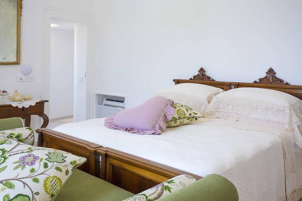 Bougainville private suite with terrace near the station and the sea in Meta, Naples Province