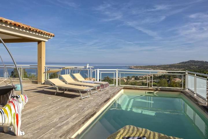 Villa pour 8 personnes, avec terrasse et jacuzzi ainsi que jardin et piscine
