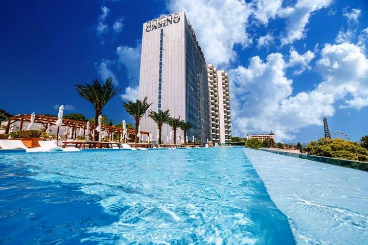 Hotel para 3 personas, con sauna además de jardín y piscina - 1