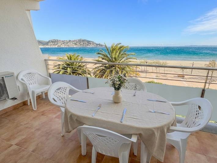 Entire apartment, Holiday apartment for 6 people with terrace in Platja de Sant Margarida (Roses), Roses