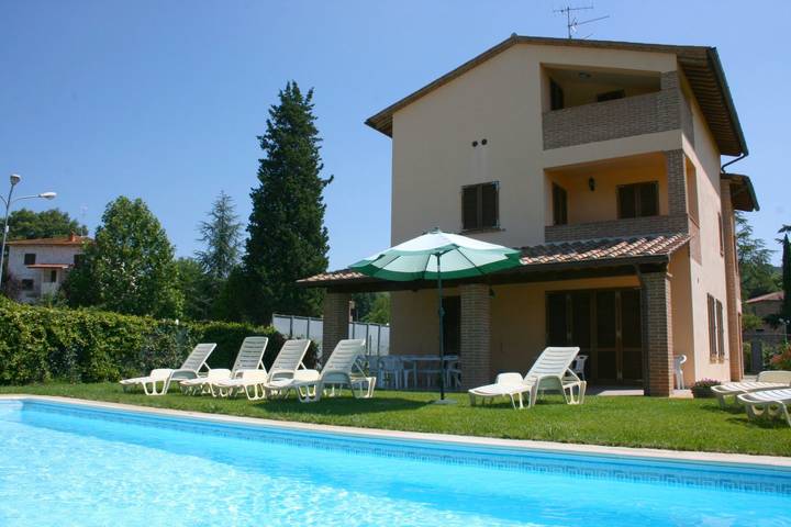Casa vacanza per 12 persone, con Balcone e Giardino nonché Piscina a Lucignano