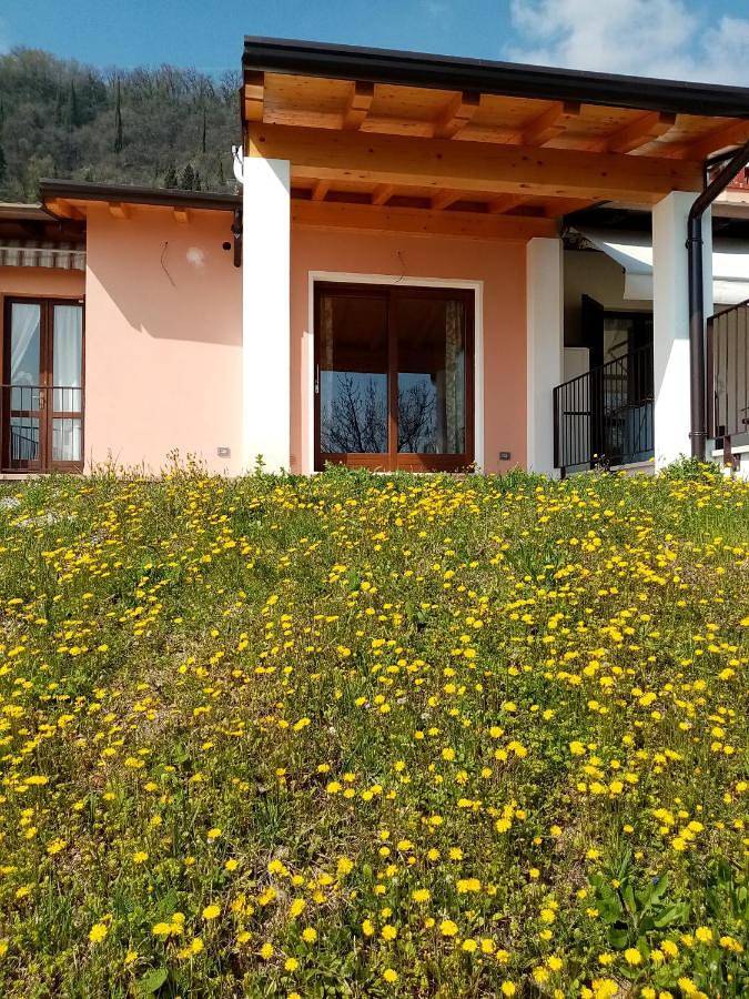 Strandhaus für 2 Personen, mit Garten und Ausblick sowie Terrasse und Seeblick in Italien
