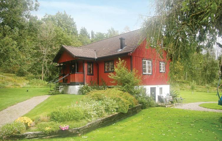 Hus för 6 Personer med trädgård in Vänern