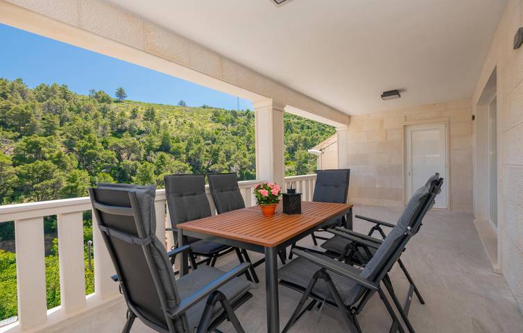 Gemütliche 2-Zimmer-Wohnung mit Meerblick, Terrasse und WLAN in der Nähe von Pucisca in Pucisca, Brac