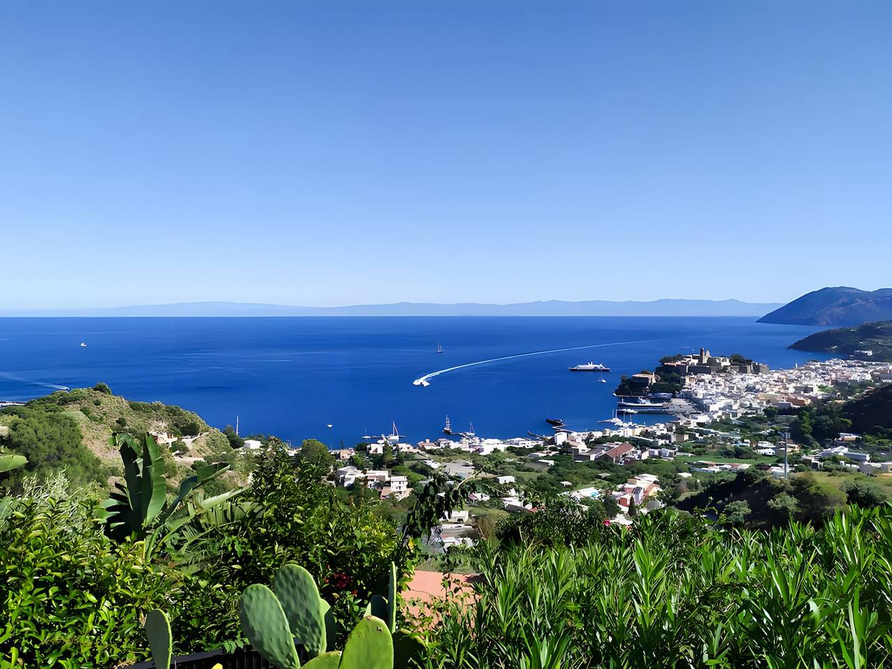 Apartamento entero, Apartamento en Villa "Panarea" con vistas al mar, Wi-Fi y aire acondicionado in Lipari