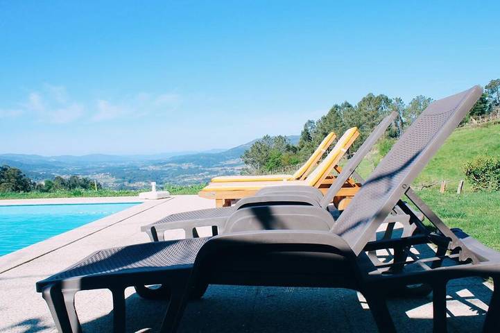 Gîte pour 7 personnes, avec piscine ainsi que jardin et balcon