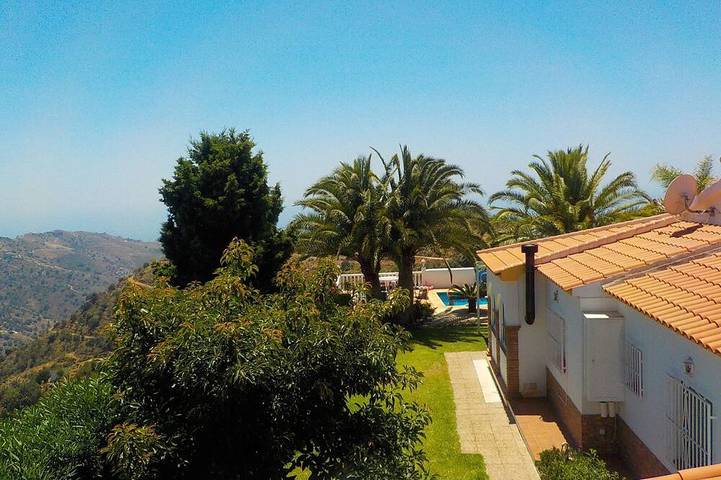Intime Villa  Meer-/Bergblick 40 m² Pool Palmen free WiFi AC Heizung Sauna Kamin in Sayalonga, Costa del Sol