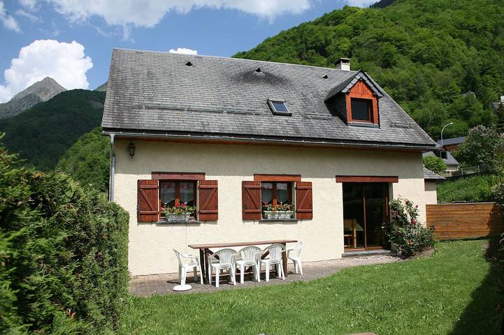 Gîte pour 10 personnes, avec Jacuzzi et Terrasse ainsi que Jardin et Sauna à Cauterets