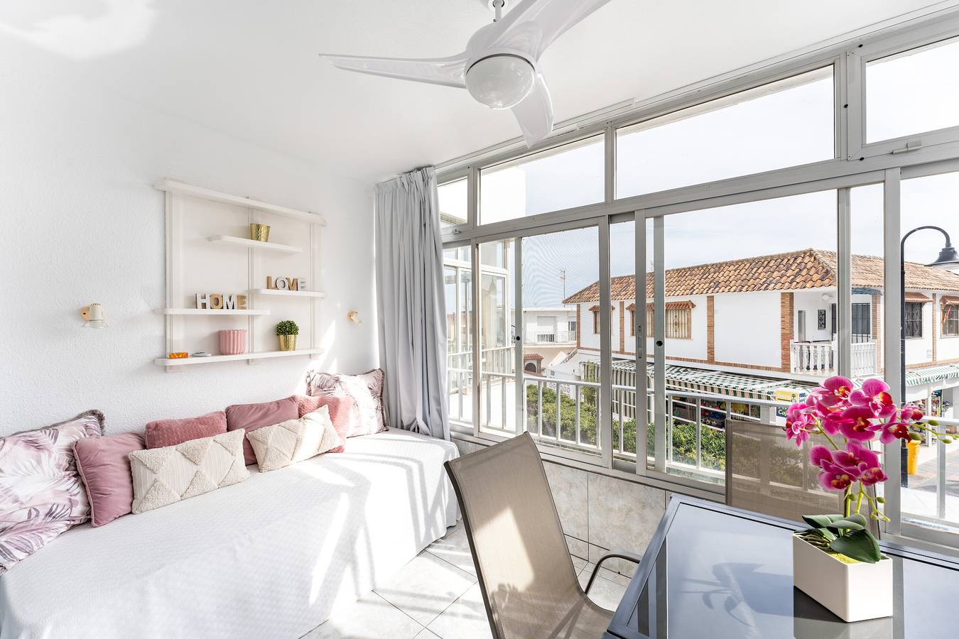 Estudio entero, Apartamento estudio 'Butiplaya Frontline Beach' con vistas al mar, Wi-Fi y aire acondicionado. in La Cala de Mijas, Mijas