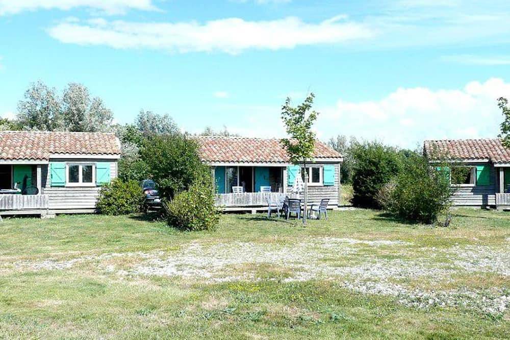 Chalet à Chaillé-les-Marais - Terrasse et salon de jardin in Chaillé-les-Marais, Fontenay-le-Comte