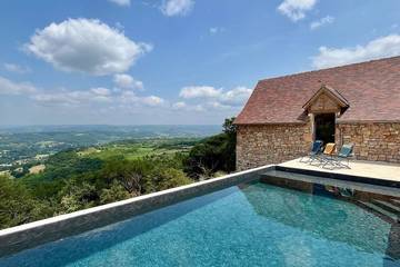 Gîte pour 6 personnes, avec terrasse ainsi que piscine et jardin à Loubressac