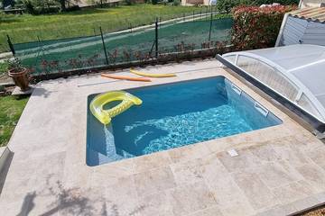 Gîte pour 2 personnes, avec piscine et terrasse à Cruis