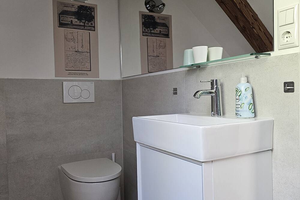 Ganze Wohnung, Neue, gemütliche Ferienwohnung im Dachgeschoss mit Schlafempore, Nähe Ammersee in Windach, Ammersee