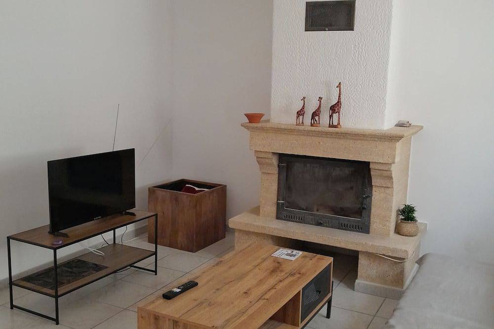 Very pleasant little house. Fenced. Pets allowed in Saint-Geniès-de-Comolas, Nimes region