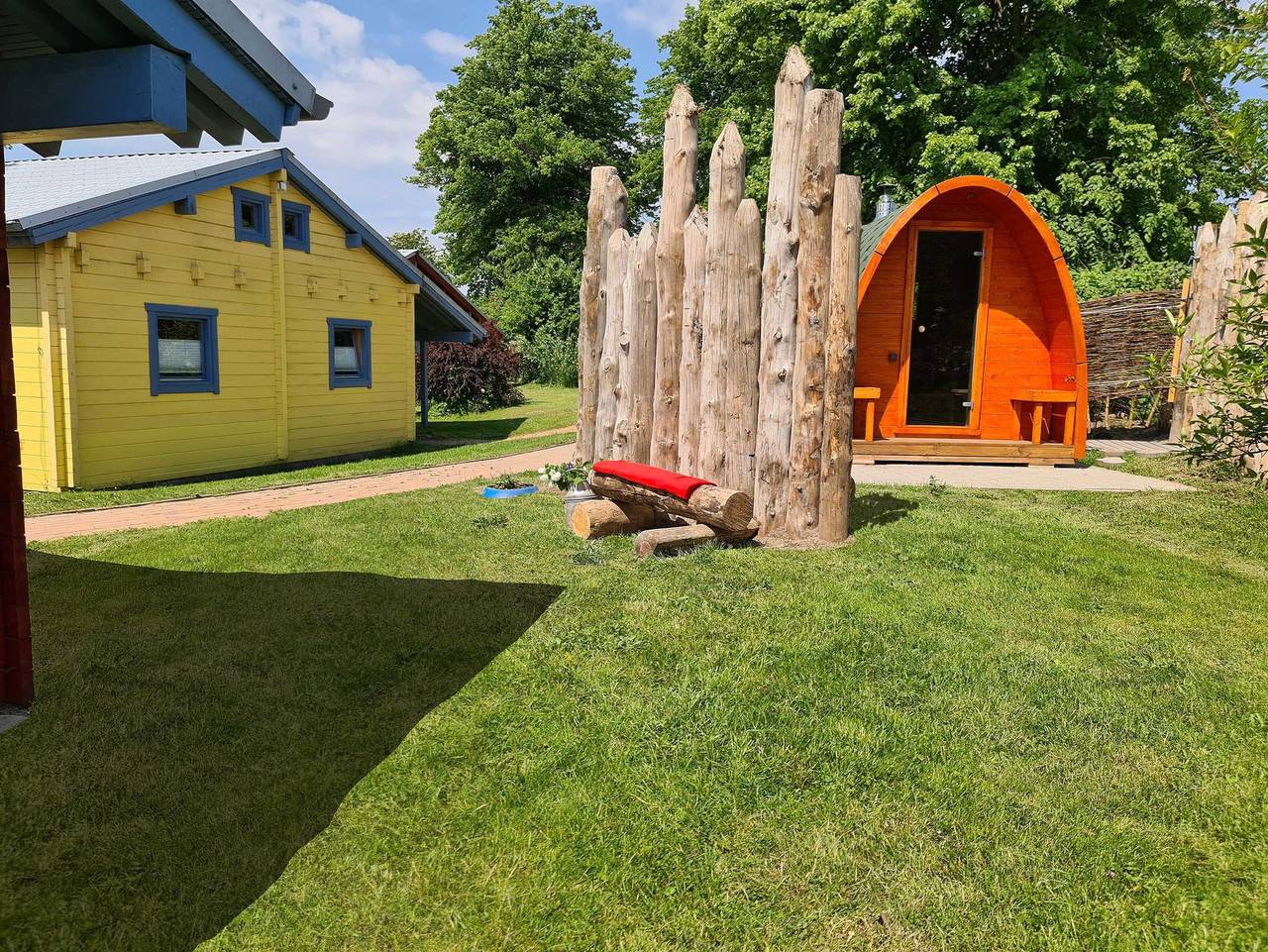 Ganze Ferienwohnung, Ostsee-Land-Ferienhaus - 3-Raum-Ferienhaus  Jennie mit Terrasse und Kamin in Kröpelin, Rostock und Umgebung