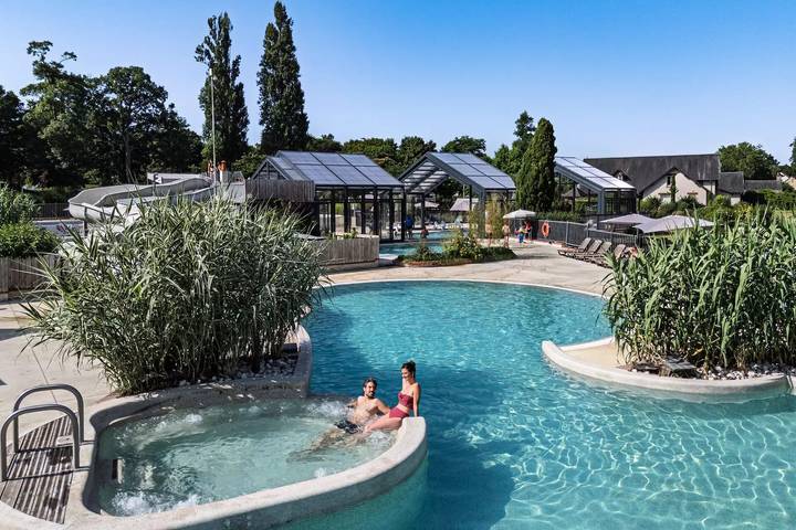 Camping pour 4 personnes, avec terrasse et piscine, animaux acceptés près des Châteaux de la Loire