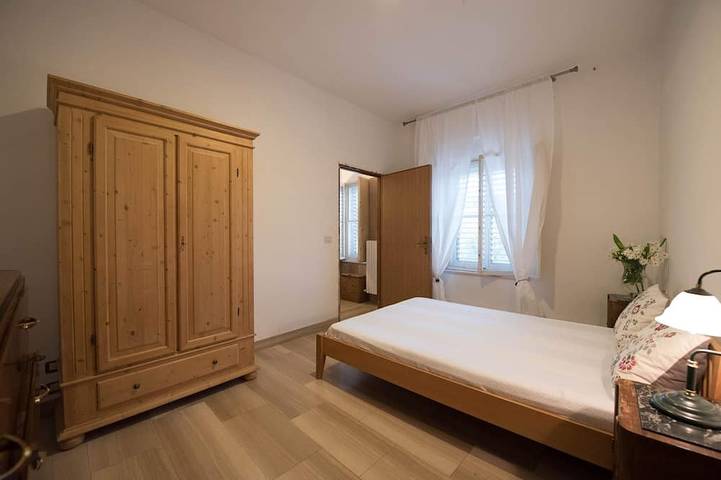 Entire apartment, Vacation villa with lake view, terrace & direct access to Lago di Varano in Ischitella, Gargano