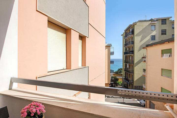 Appartamento intero, Appartamento 'Casa Cogoleto Terrace and Parking' con vista mare, Wi-Fi e aria condizionata in Spiaggia dello Scandolaro, Cogoleto