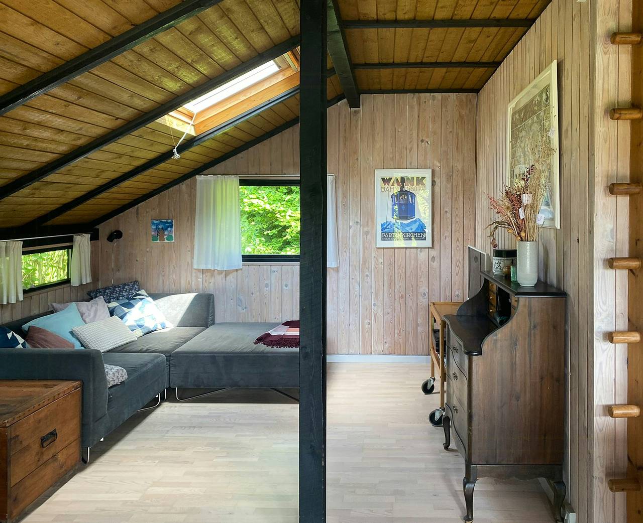 Schwarzes Holzferienhaus in der Nähe von Wald und Strand in Melby, Hovedstaden