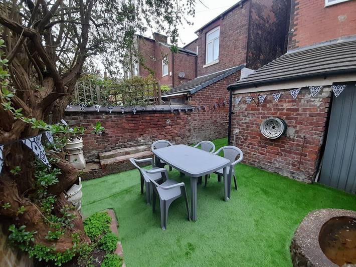 Spacious 5-Bed House - Sleeps 10, Garden & Parking in Manchester, Grand Manchester
