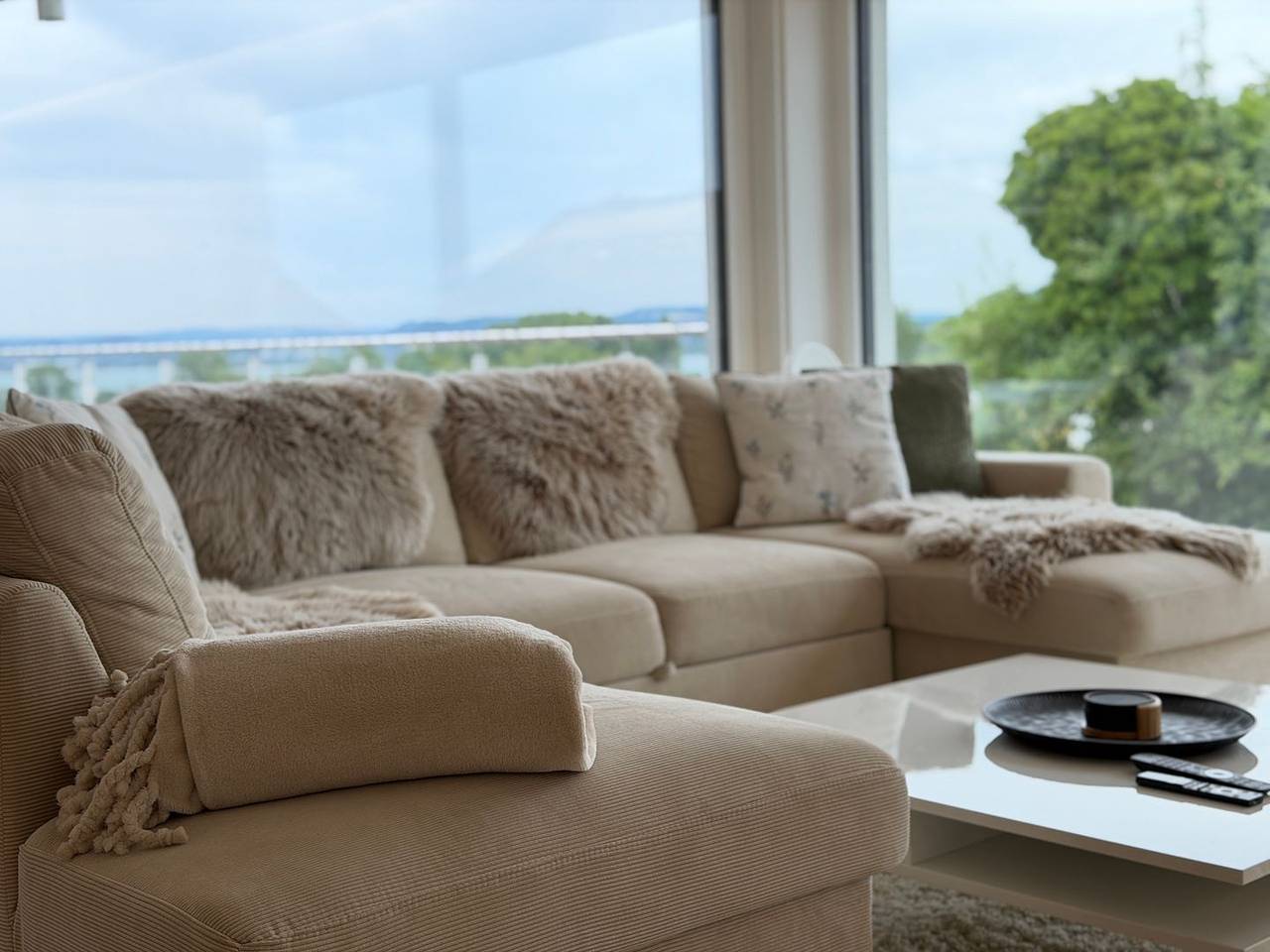 Ganze Wohnung, Luxus-Ferienwohnung Seesehnsucht Höri mit Seeblick und Whirlpoolbadewanne. in Gaienhofen, Untersee