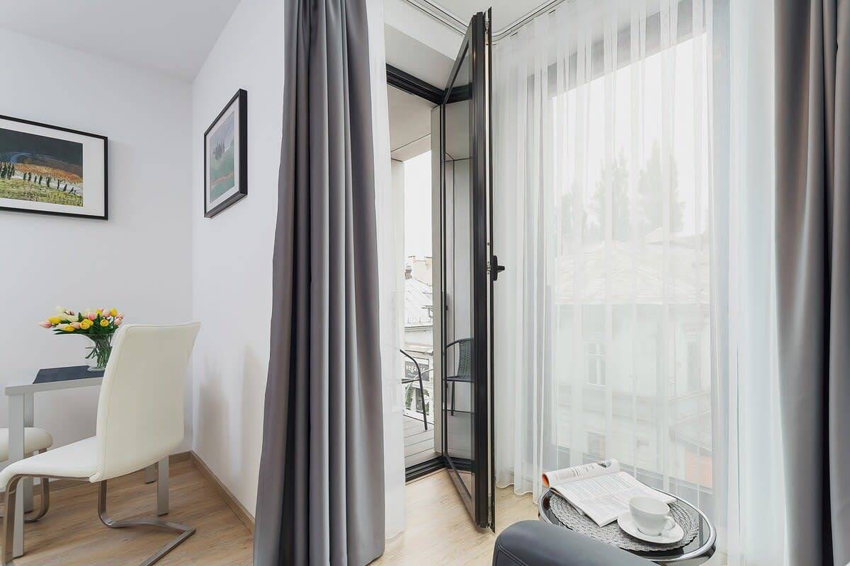 Apartamento de férias inteiro, Air-conditioned Studio in the City Centre | Balcony | Workspace in Cracóvia, Pequena Polônia