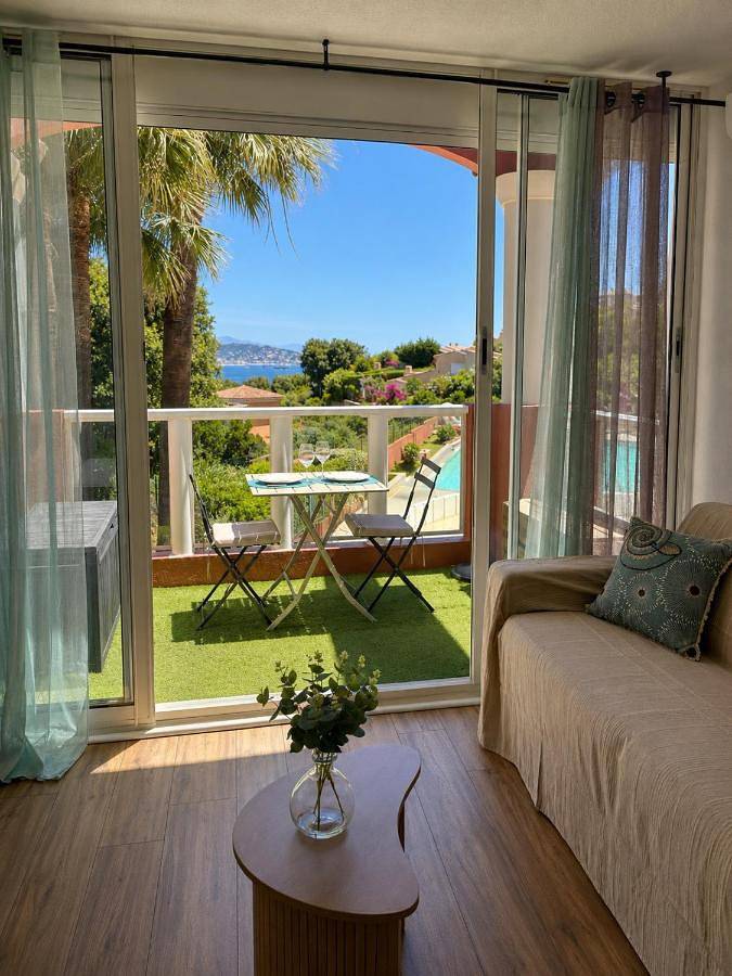 Appart’hôtel pour 4 personnes, avec piscine ainsi que vue et terrasse, animaux acceptés