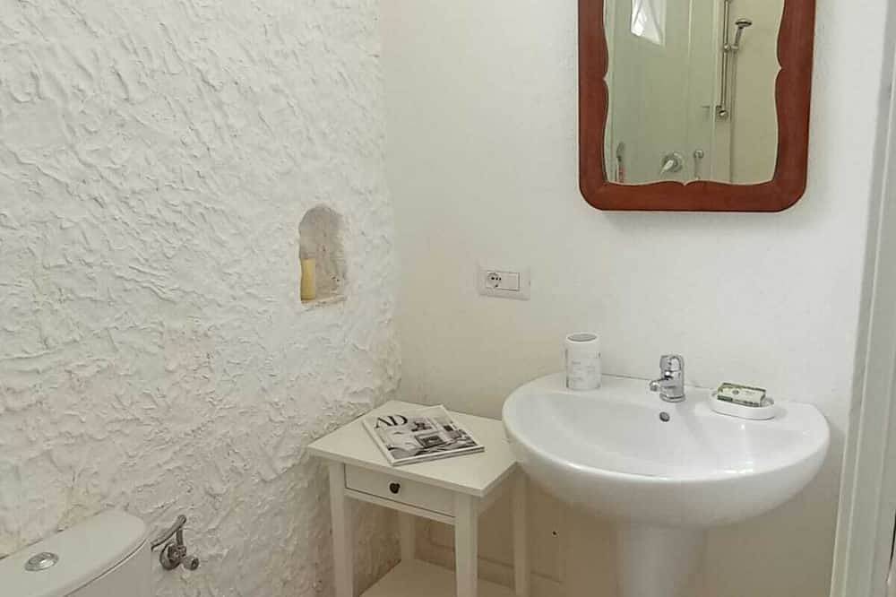 Una \"mangiatoia\" del '700 affacciata su un antico Ponte Romano in Sessa Aurunca, Provincia di Caserta