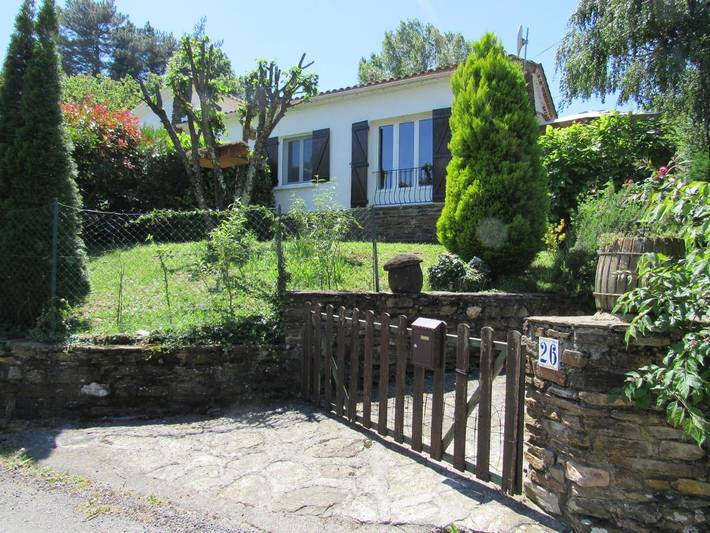 Location de vacances pour 4 personnes, avec terrasse ainsi que jardin et vue à Sénéchas