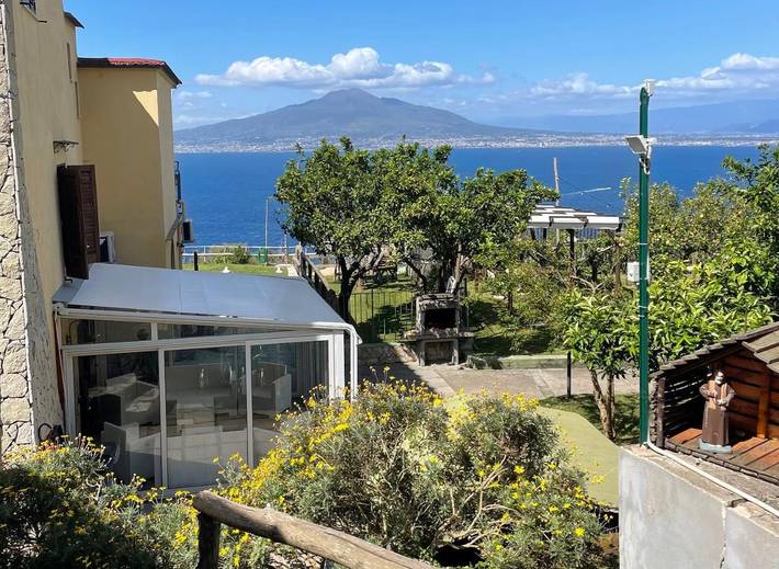 Cottage per 12 persone, con Balcone e Terrazza nonché Giardino e Piscina a Napoli