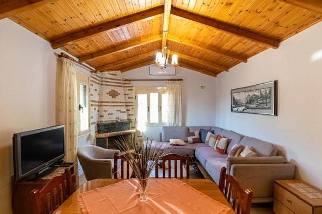 Apartment with Mountain View in Orikum, Vlorë