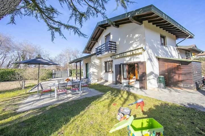 Agriturismo per 6 persone, con terrazza e giardino in Comune di Angera