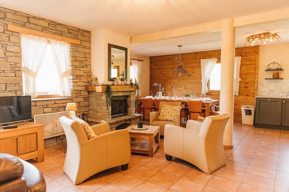 Luxury chalets (10p) 5 bed- and 3 bathrooms. In center Saint François Longchamp with ski-in & out. in Saint-François-Longchamp, Le Grand Domaine
