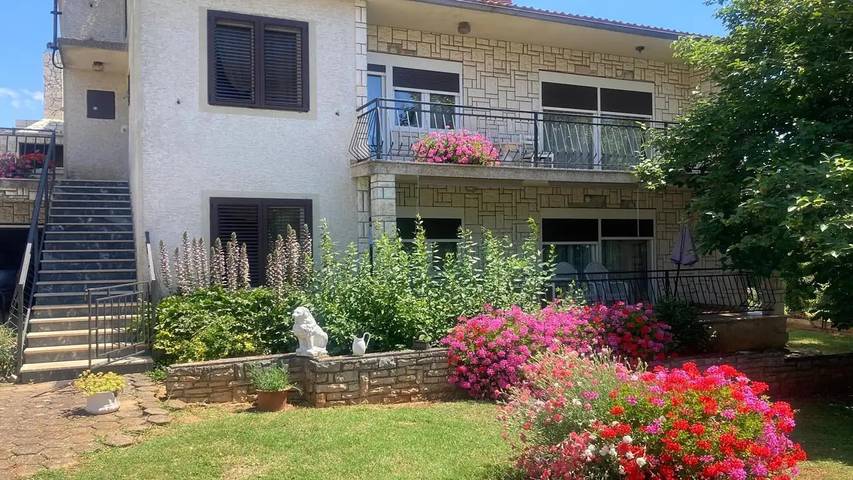 Ferienwohnung für 6 Personen, mit Garten in Kastelir