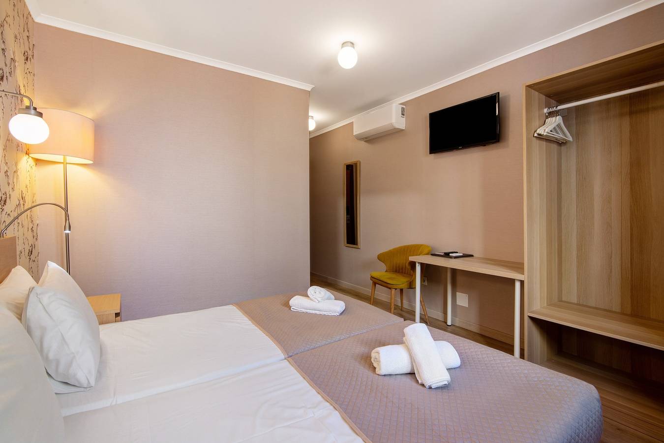 Entire apartment, Apartment 'Quarto Twin 205' with Shared Terrace, Wi-Fi and Air Conditioning in São Pedro, Faro