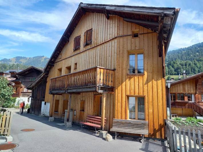 Chalet pour 8 personnes, avec balcon à Saanen - 2